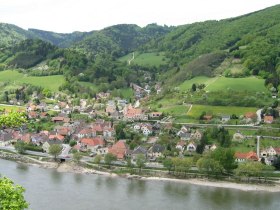 Blick über Aggsbach Markt und auf die Bireben, © Eduard Stummvoll